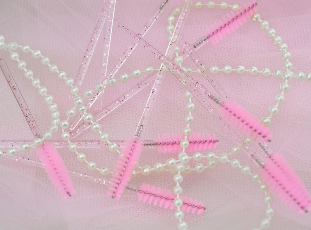 haftowane wzory na tkaninie